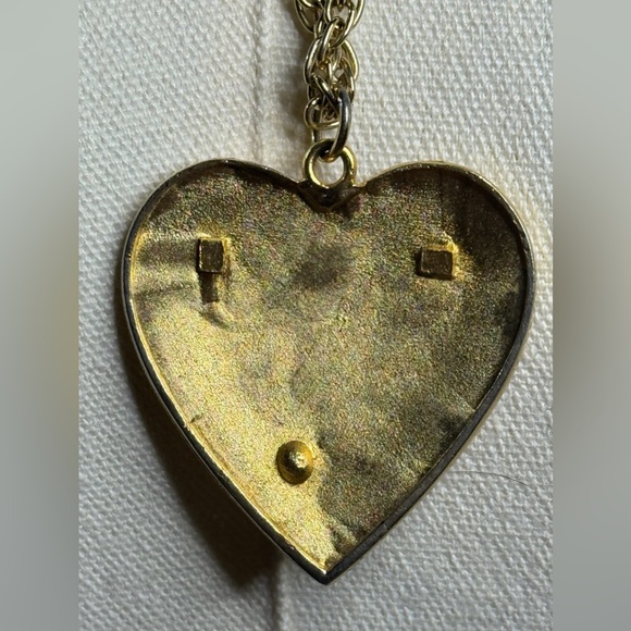 Vintage Elegant Gold Heart Pendant Necklace. Great vintage Condition - Picture 9 of 10